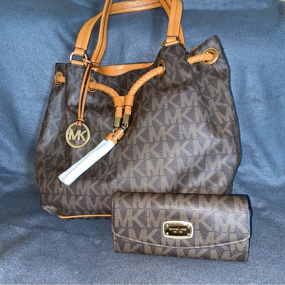 Michael Kors Collection, Bucket bag and wallet - Picture 1 of 16